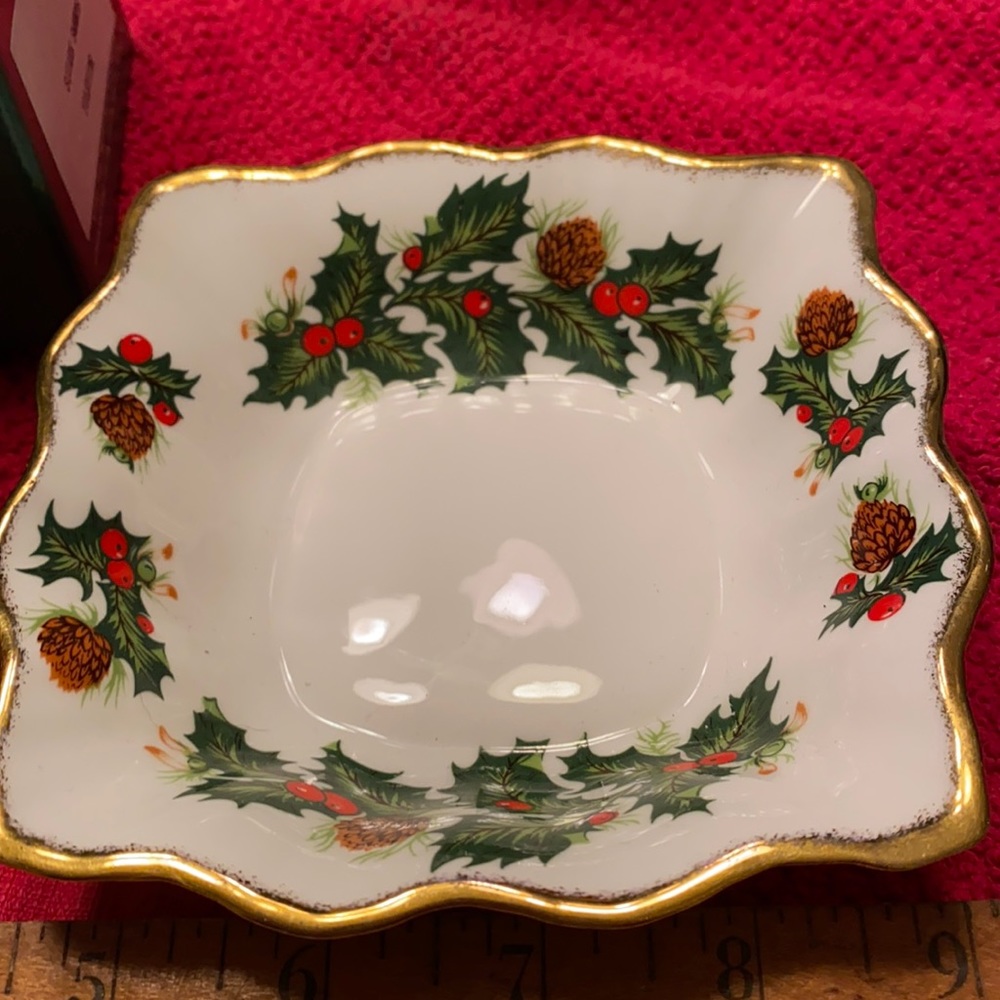 Queens porcelain Yuletide square sweet dish